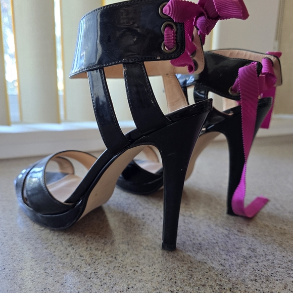 Colin Stuart 4 in patent leather heels. - Picture 5 of 9